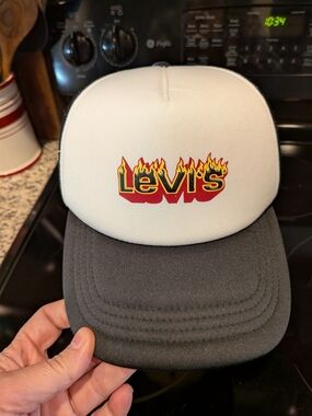 Levi's Flame Logo Trucker Hat - White & Black